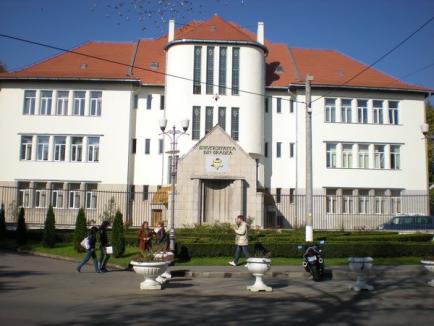 Şase universitari se "bat" pentru funcţia de rector al Universităţii din Oradea